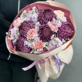 Букет "Софи" из хризантем Бигоуди, диантусов и ароматных маттиол в Можайске