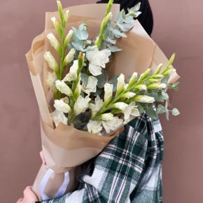 Букет из 5 белых гладиолусов и эвкалипта в Можайске