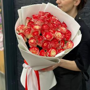 Букет " Клубничный коктейль" из 35 бело-красных роз в Можайске