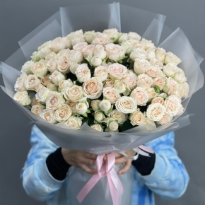Букет из 35 кремовых кустовых роз (50 см) в Можайске
