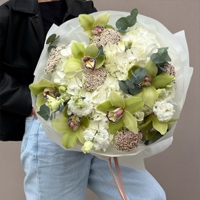 Букет "Эдем" из гортензии, орхидей, эустом, эвкалипта и озатамнуса в Можайске
