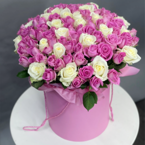 Композиция в шляпной коробке из 151 розы кения микс в Можайске