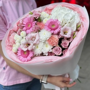 Букет "Розовые облака" из хризантемы, кустовых роз, диантусов, гортензии и эустом в Можайске