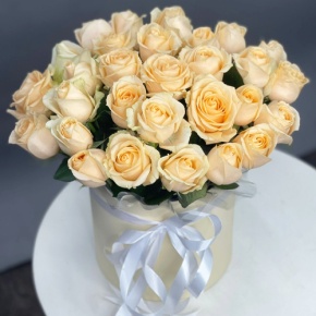 Композиция в шляпной коробке из 35 кремовых кенийских роз в Можайске