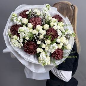 Букет "Шоколадный френч" из кустовых роз, хризантем Бигоуди, брунии, ароматных маттиол и сантини в Можайске