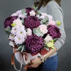 Композиция в шляпной коробке "Наденька" из хризантем Бигоуди, эустом и эвкалипта в Можайске