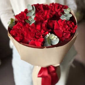 Букет "Красная пантера" из 7 роз Эквадор и эвкалипта в Можайске
