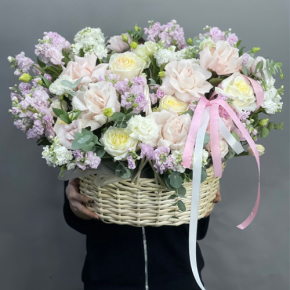 Композиция в корзине из роз Эквадор и ароматных маттиол в Можайске