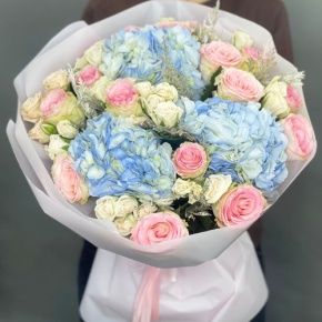 Букет "Легкий ветерок" из роз, конифера и гортензий в Можайске