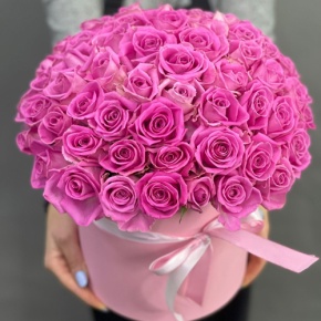 Композиция в шляпной коробке из 71 кенийской розы в Можайске