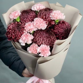 Букет из хризантем Бигоуди и розовых диантусов в Можайске