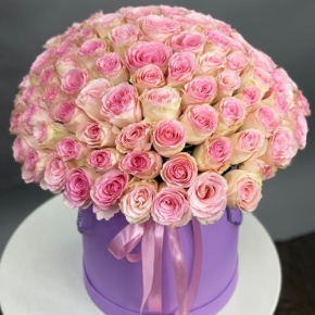 Композиция в шляпной коробке из 151 розы кения в Можайске