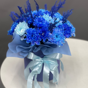 Композиция в шляпной коробке "Магия синего" из хризантем и конифера в Можайске