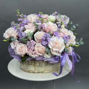 Композиция в корзине из французских роз и ароматных маттиол в Можайске