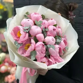 Букет из 15 лососевых пионов с эвкалиптом в Можайске