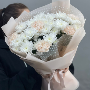Букет из хризантем и диантусов пудра в Можайске