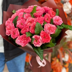 Букет из 25 махровых пионовидных роз Риджентс парк  (60 см) в Можайске