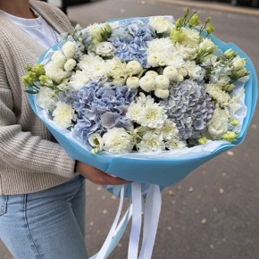 Букет "Голубые облака" из хризантемы, диантусов, Голландской гортензии, дельфиниума и эустомы в Можайске