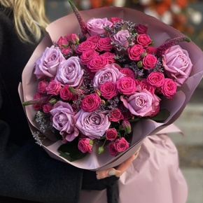 Букет "Малиновый вечер" из кустовых малиновых роз, вероники, лимониума и роз Меритим в Можайске