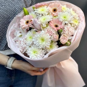 Букет "Дружба" из хризантемы, пионовидной лилии, гербер, диантусов и кустовых роз в Можайске