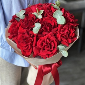 Букет "Красная пантера" из 13 роз Эквадор и эвкалипта в Можайске
