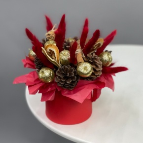 Композиция в шляпной коробке "Глинтвейн золото" из шишек, корицы и лагуруса в Можайске