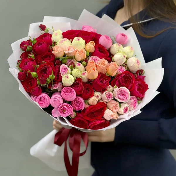 Букет из 15 разноцветных веток кустовых роз в Можайске