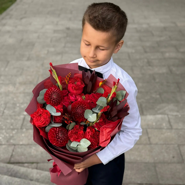 Букет с георгинами, розами и леукадендроном в Можайске