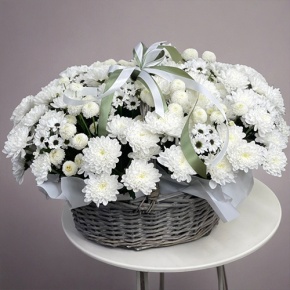 Композиция в корзине "Снежная лавина" из хризантем в Можайске