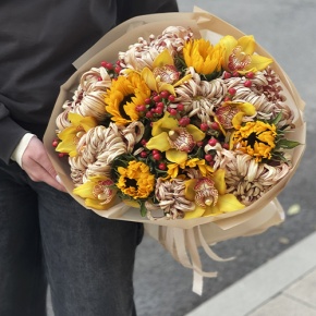 Букет "Биркин" из подсолнухов, орхидей, гиперикума, хризантем Виена в Можайске