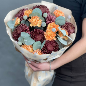 Букет "Персиковый раф" из хризантем Бигоуди, краспедии и диантусов в Можайске