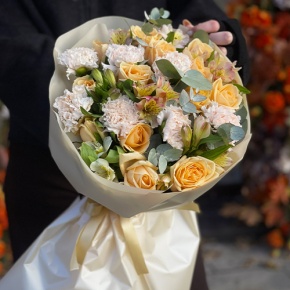Букет "Пломбирный" из роз Аваланж, диантусов, альстромерий и эвкалипта в Можайске