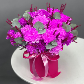 Композиция в шляпной коробке "Магия розового" из хризантем и лаванды в Можайске