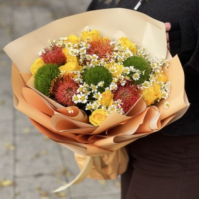 Букет "Зельда" из диантусов Lux, лимонных роз, лейко и ромашек в Можайске