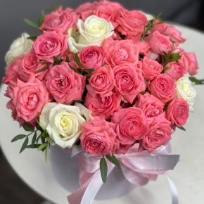 Композиция в шляпной коробке из белых и кустовых коралловых роз в Можайске