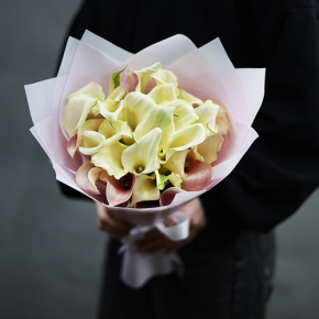 Букет из 25 калл нежный микс в Можайске