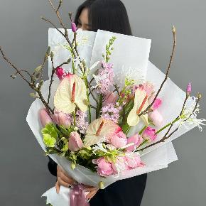 Авторский букет с антуриумами, ранункулюсами и цветущими ветками магнолии в Можайске
