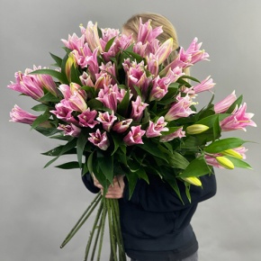 Букет из 17 розовых лилий в Можайске