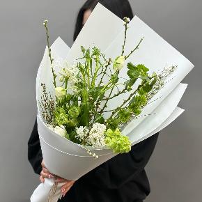 Белый букет с сиренью, ранункулюсами и тюльпанами в Можайске