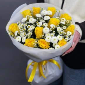 Букет "Синди" из лимонных роз, ромашек и хризантем сантини в Можайске