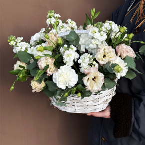 Композиция в корзине "Фея" из маттиол, диантусов, эустом и эвкалипта в Можайске