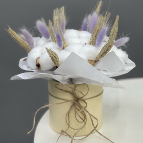 Композиция в шляпной коробке из хлопка, лагуруса и пшеницы (Сухоцвет) в Можайске