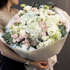 Букет "Пастелла" из кустовых пионовидных роз, Голландской Гортензии, эустомы, хризантемы Ньютон и эвкалипта в Можайске