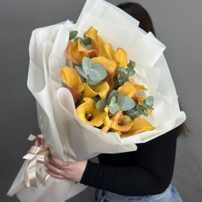 Букет из 17 оранжевых калл с эвкалиптом в Можайске