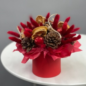 Композиция в шляпной коробке "Глинтвейн" из шишек, корицы и лагуруса в Можайске
