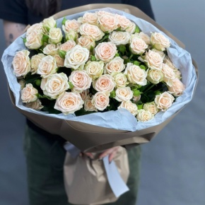 Нежный букет из 17 кремовых кустовых роз (60 см) в Можайске