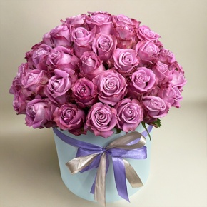 Композиция в шляпной коробке из 51 розы Меритим в Можайске