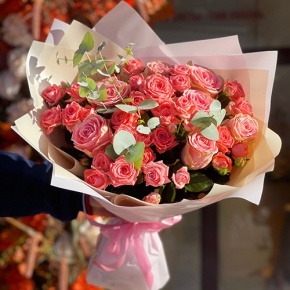 Букет "Деко" из кустовых коралловых роз и роз Софи Лорен в Можайске