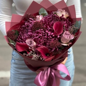 Букет "Импульс" из скиммии, калл, роз и хризантем Бигоуди в Можайске