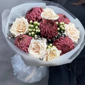 Букет "Всё что тебе касается" из хризантем Бигоуди, роз Эквадор Квиксенд и гиперикума в Можайске